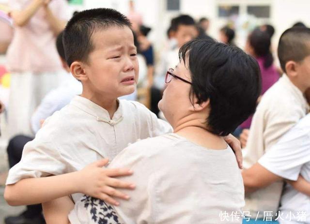 伸手|为什么宝宝被骂哭后,仍会伸手让妈妈抱知道原因很心疼