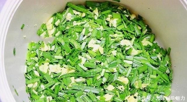 饺子|不要总是用面粉蒸面包。加一把韭菜和两个鸡蛋,比饺子好吃