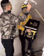 入口|搞笑GIF：小伙子，按照这个牌示，很可能这里就是入口，不要有怀疑，下去吧