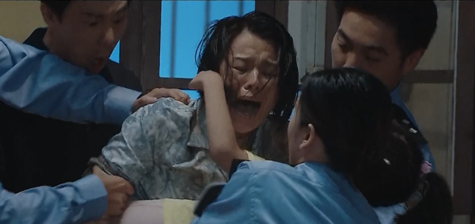 出手|被陈凯歌怒赞,让赵薇眼泛泪花,胡杏儿凭什么一出手就是王炸