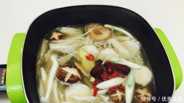 喝汤|秋季进补多喝汤,蘑菇骨汤到一碗,暖胃暖心,太高兴了