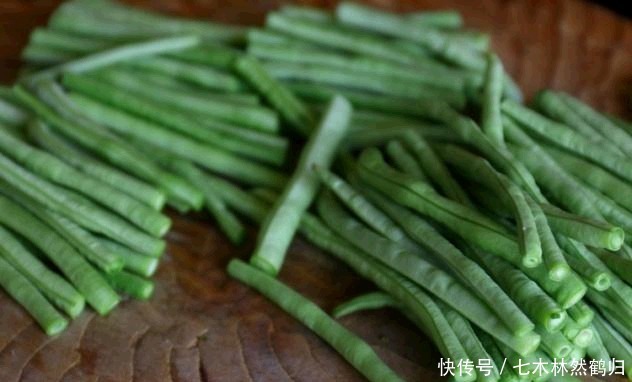  烧茄子|老家常见下饭菜，长豆角烧茄子，软烂鲜香，又得多吃两碗饭