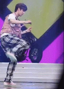 王一博|王一博的舞蹈水平能当街舞队长专业舞者评价偶像中的职业舞者