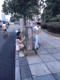  搞笑|搞笑GIF：妹子，不管你的球技怎么样，光看你这样的姿势我必须给你满分