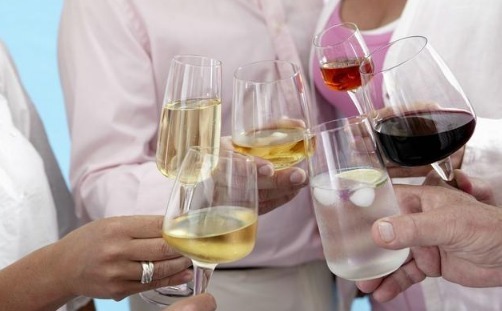 酒精|白酒和啤酒，哪个更健康医生提醒这样喝酒，身体健康危害小