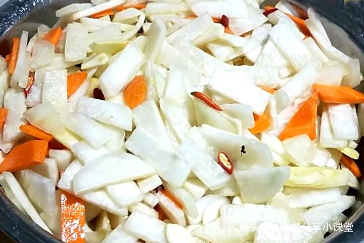 用料|腌咸菜时,有人用料汁有人用白酒,都不对,教你正确做法,太脆了