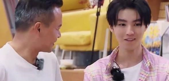 带火|《中餐厅》王俊凯回归接受最重任务,带火的大水壶是被杜海涛种草