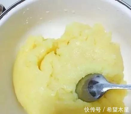 做法|最简单的月饼做法，一蒸一揉就搞定，口感带点爽脆又带点软糯
