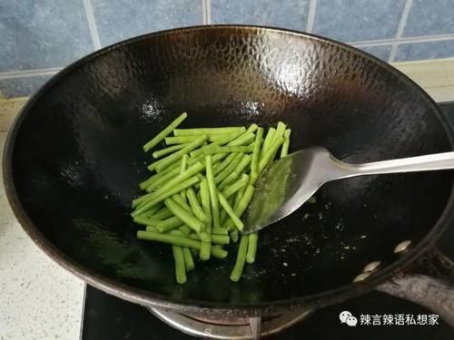 榨菜|油盐不进的豇豆要怎么炒好吃，配点肉丝、榨菜给它，鲜香又美味