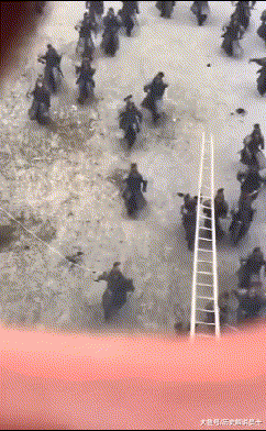  美人鱼|GIF搞笑趣图: 海边拍照要注意, 一不小心让你变成美人鱼