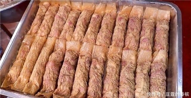 炸响铃|夫妻街头卖“金色”小吃,10元一份不讲价,一天上百斤都不够卖!