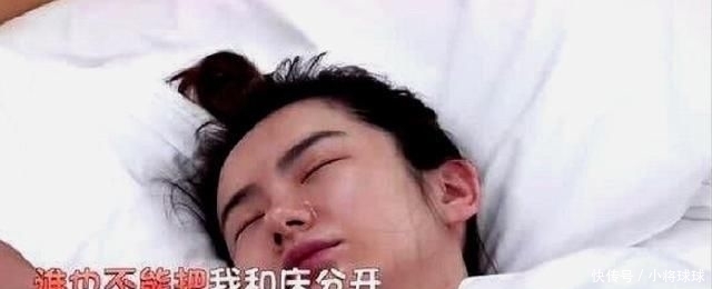 满面|这综艺节目摄像师毫无求生欲,女明星刚起床油头满面,直接怼脸拍