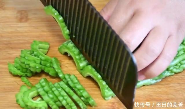 翠绿|炒苦瓜时,掌握3个技巧,保证苦瓜颜色翠绿,清淡美味,还不苦