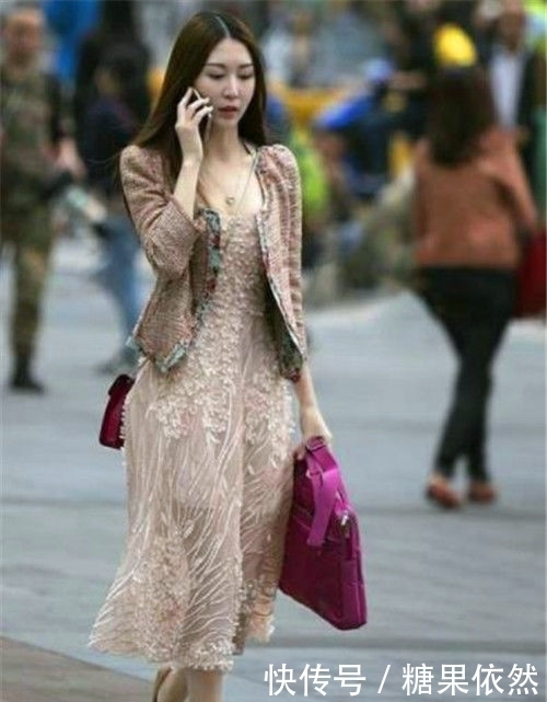 妩媚多姿|街拍:紧身无袖衣搭配一条短款紧身裙,美女妩媚多姿