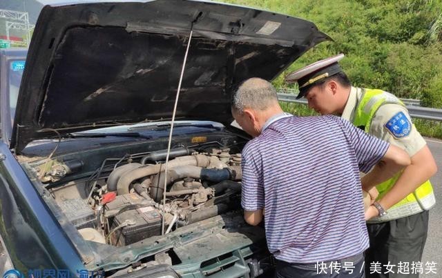  皮卡|皮卡“开锅”抛锚高速 执法人员帮忙“解渴”
