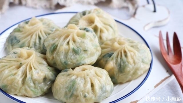  好吃|包子别再发面了，教你新吃法，皮薄馅儿大，比发面的好吃10倍！