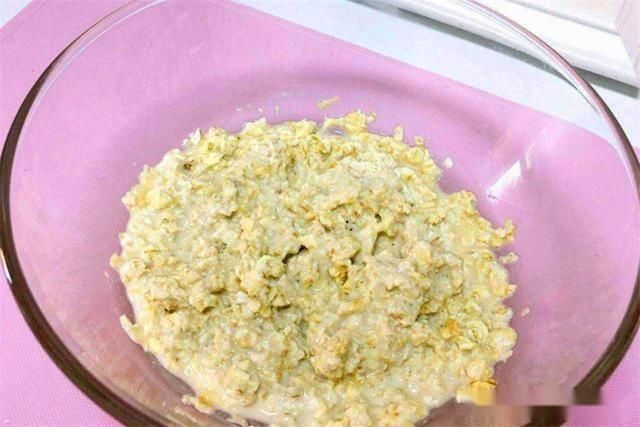 冲泡|麦片不仅能冲泡,放入两个鸡蛋做成饼,早餐吃它健康又美味