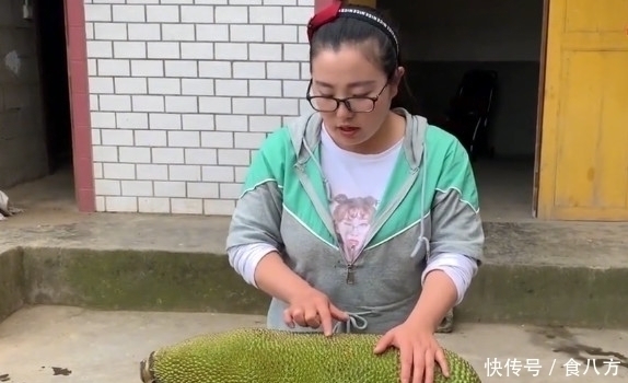 切开|女子拼多多买“菠萝蜜”,30斤花了79元,切开后:发错货了?