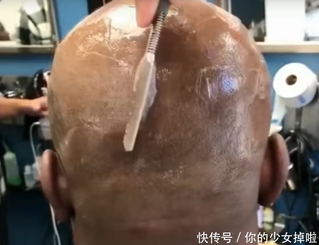 男子|光头男子理发被收1千块,自己觉得十分值得,自称变帅气