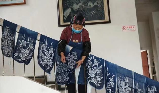 嗓门|贵州排莫村画娘：腰包鼓了，在家嗓门可大了