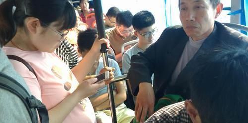 让座|我是孕妇，你就得给我让座面对逼迫，7岁男童的反应尽显教养