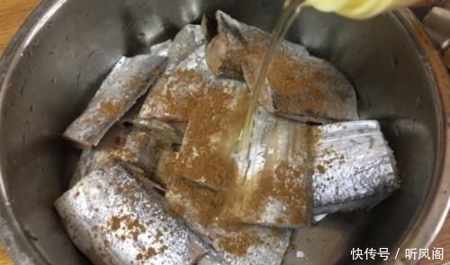 冷冻|烹饪带鱼,去腥时别只加盐!大厨说多加一样东西,鱼肉鲜嫩没腥味