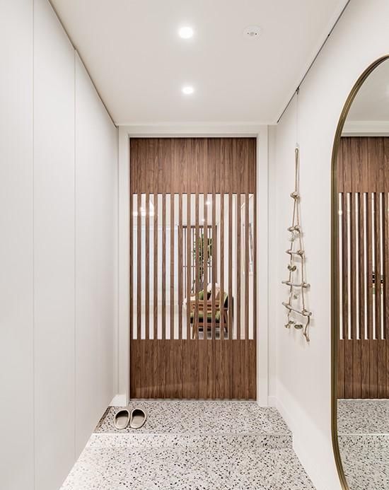  水泥|玄关地面铺这样,一进门就爱上你家,远看跟水泥自流平一样,大气