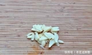 酸爽可口|我怎么能吃油浸蟹味菇拌烤茄子