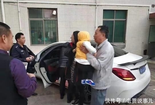 手上|一岁男童被反锁车内,民警破窗救人,手上多处被玻璃渣划伤