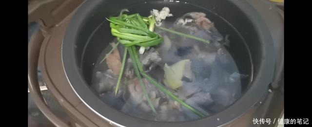 简单|手把手教你做营养又滋补的乌鸡汤,做法简单,汤汁鲜美可口