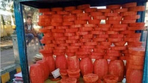 原因|小伙脑洞大开,卖西瓜去籽还雕花,路人只看不买,得知原因扎心了