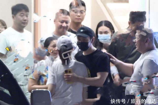 握手|黄晓明李小冉聚餐,饭后两人“握手撞怀”,不怕baby吃醋?