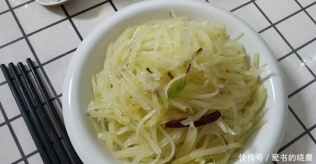 看着|两个人的晚餐,一盘馒头,两道菜,看着穷,比吃肉好