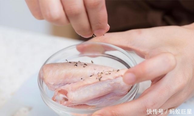 技巧|这样煎鸡翅,皮脆肉嫩无腥味!大厨教你7大技巧,煎出完美鸡翅!