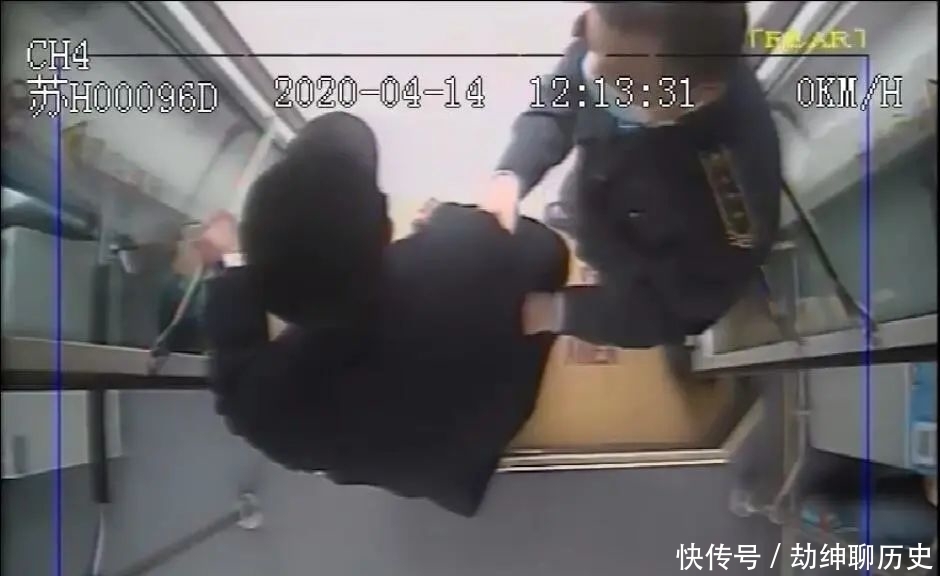 丁文珍|爱的故事老年人乘车行动不便，“网红”公交司机耐心扶其下车
