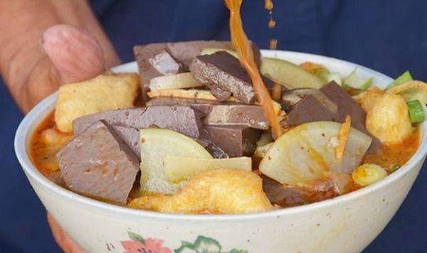 街边|爷爷街边卖8元管吃饱,顾客这良心价格,给多2块也没事