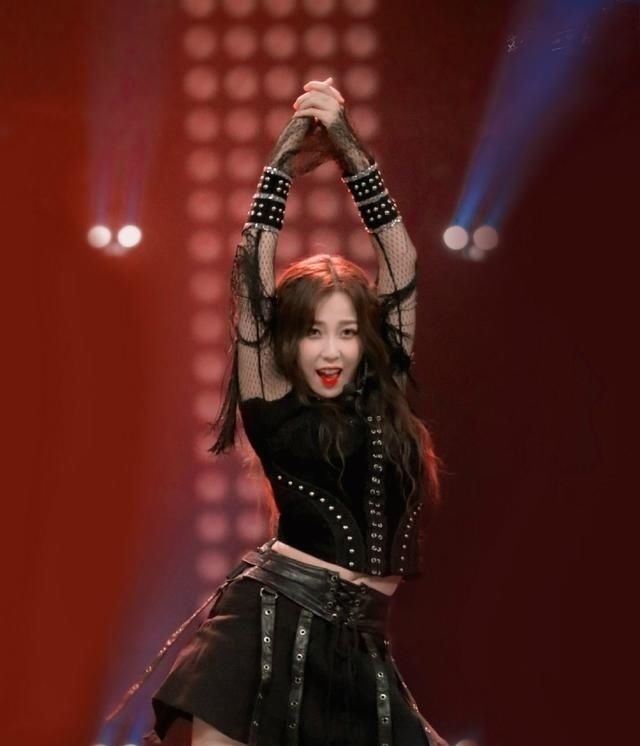  虞书欣|青春有你2总决赛，虞书欣没声音唱功翻车，小鬼看《猎》表情直接