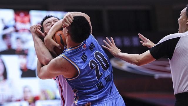  万圣|CBA赛场爆发激烈冲突！翟晓川和万圣伟打了起来，两人均被吹违体