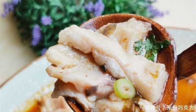  简单|家常酸菜鱼的做法，简单容易学，味道和餐馆一样好，鱼肉鲜嫩酸爽