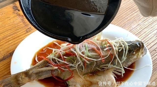 大厨|蒸鱼怎样不腥还嫩滑?放盐时机有争议,大厨分享的做法,真好用