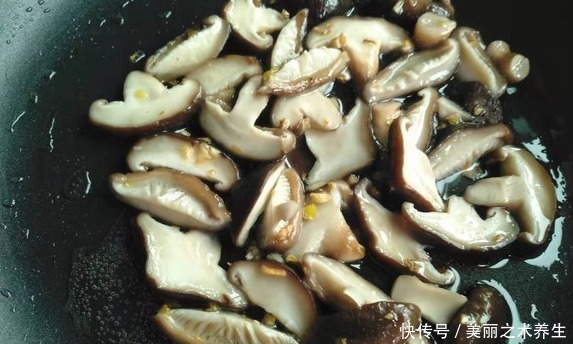 饭菜|香菇焖豆腐,简单的家常做法,下饭菜特别香!