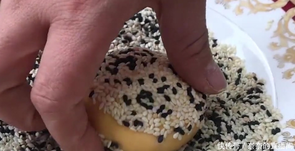  柔软|教你用南瓜做美食，出锅香甜柔软，面包筋道，非常好吃