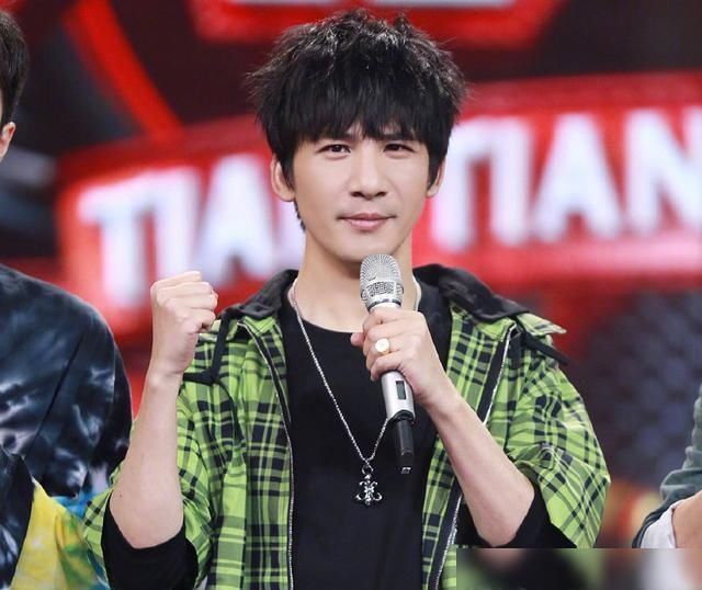 大张伟|天天向上王一博喝莲藕汤表情失控笑出皱纹,大张伟傻眼汪涵制止