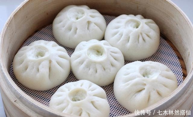 做出|包子不一定非要有肉，简单几步就能做出暄软的素包子，出锅就吃仨
