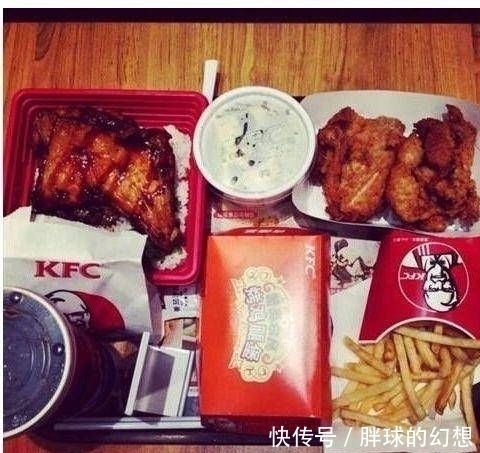 盘子|小伙一人去肯德基吃饭,中途想上厕所,一个做法服务员没收走盘子