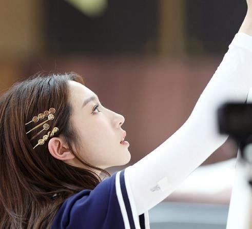 特别|孟美岐赢游戏,扭头对郭麒麟撒娇,谁注意大林子反应?镜头还在呢