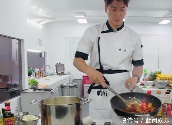  林述巍|林述巍在厨房炒菜时，谁注意灶台上的东西这未免太脏了