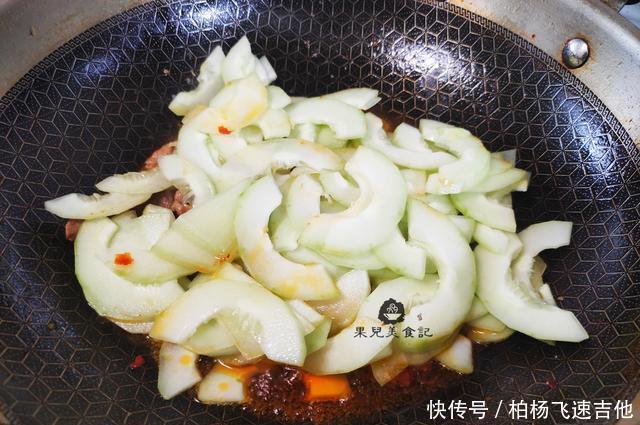 下饭|秋天,遇到此菜别错过,2块钱一斤,营养美味,炒肉吃很下饭