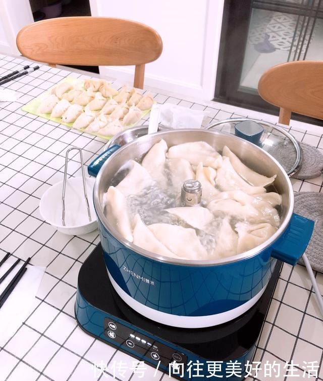 别光|煮饺子时,别光知道水开下锅!记住这个技巧,才香嫩好吃不破皮
