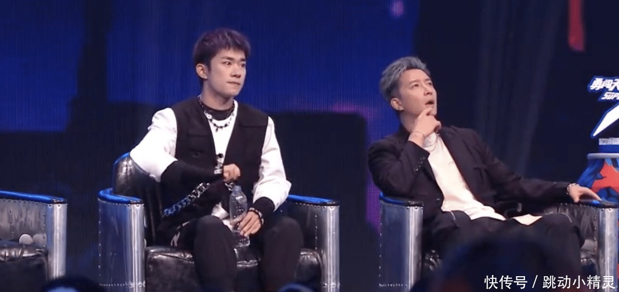  易烊千玺|《街舞3》总决赛易烊千玺坐姿慵懒，粉丝像极了在家看电视的我